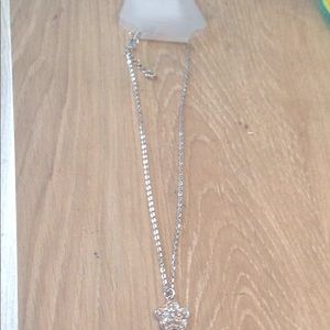 Fashion jewelry necklace with flour and diamonds